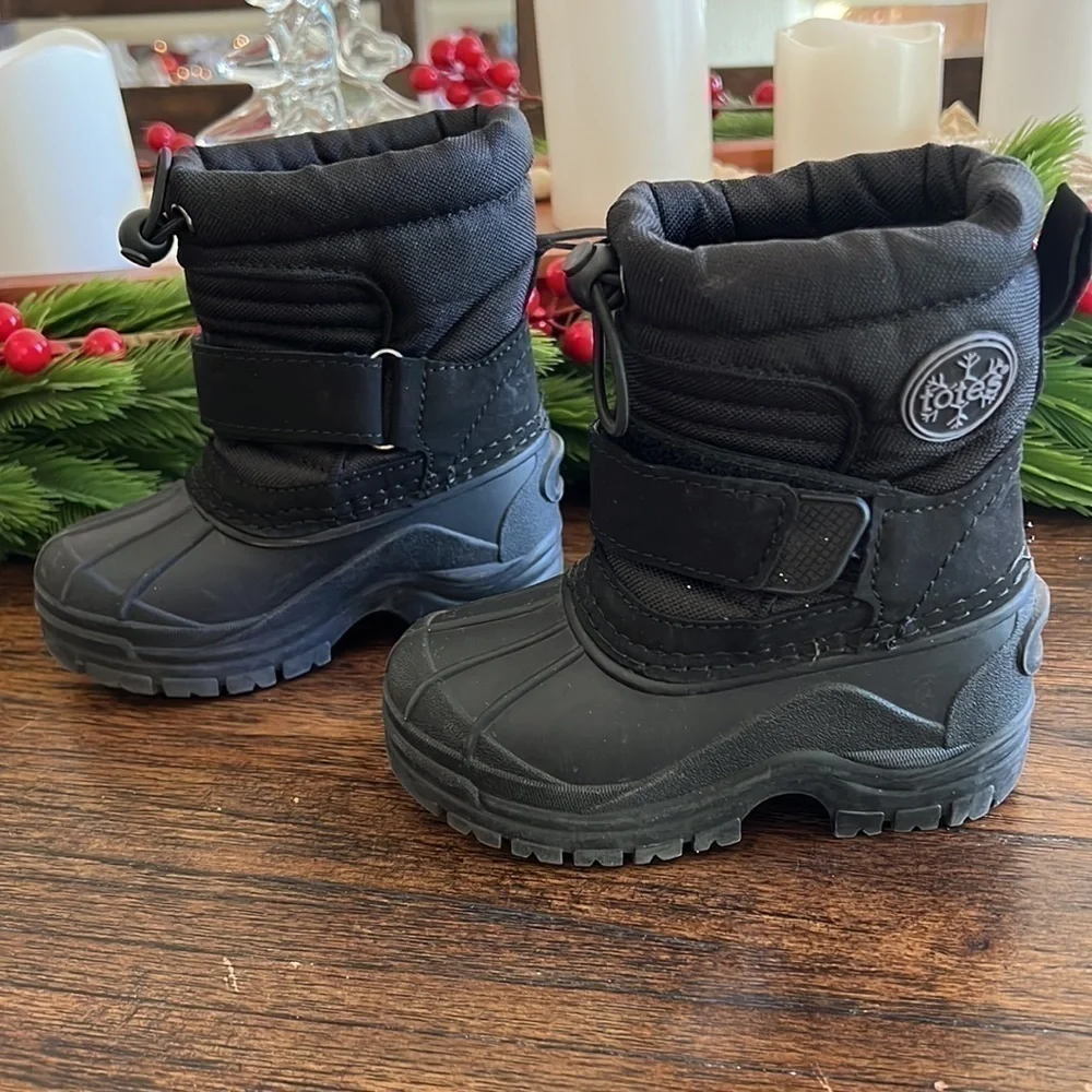 like new Totes Toddler Boy Taelor Black Waterproof Winter Boots | size 5
